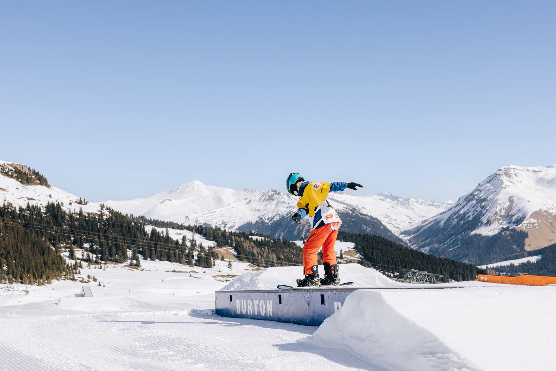 Kinder im Snowpark Tschuggen beim Snowboardkurs in Arosa