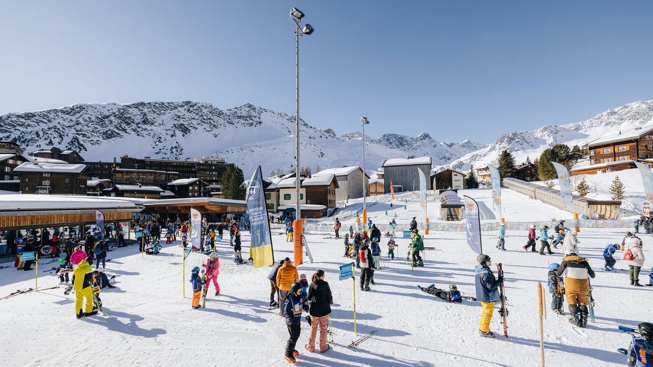 Sammelplatz beim Skischulzentrum Innerarosa mit Kindern und Skilehrpersonen
